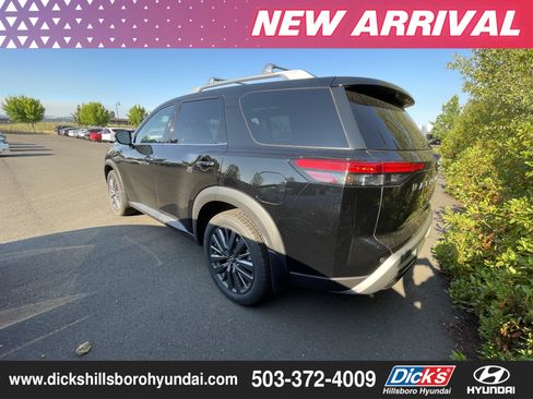 Used 2023 Nissan Pathfinder SL w/ SL Premium Package AWD/4WD image 2