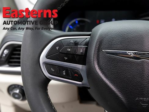 Used 2023 Chrysler Pacifica Touring-L FWD image 15