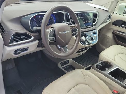 Used 2021 Chrysler Pacifica Touring-L FWD image 18