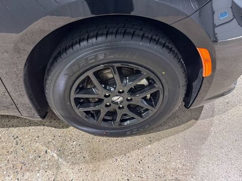 Used 2024 Chrysler Pacifica Touring-L FWD image 28
