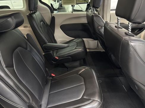 Used 2024 Chrysler Pacifica Touring-L image 11
