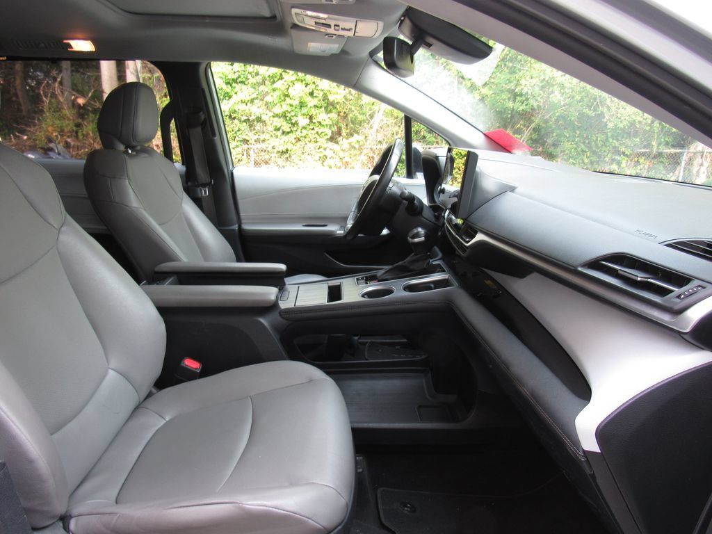 Certified 2025 Toyota Sienna XLE FWD image 20