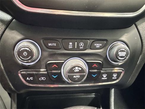 Used 2023 Jeep Cherokee Altitude Lux image 15