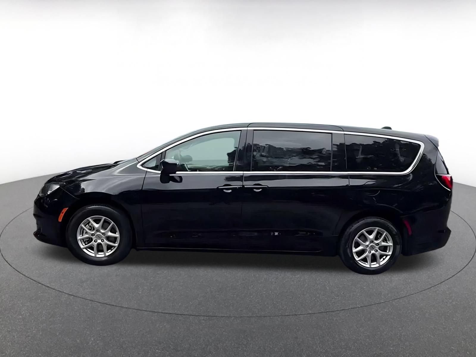 Used 2024 Chrysler Voyager LX FWD image 8