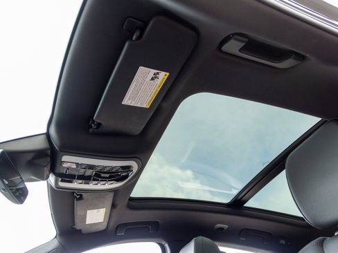 Certified 2025 Porsche Macan image 25