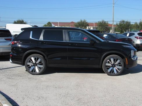 New 2025 Mitsubishi Outlander SE image 2