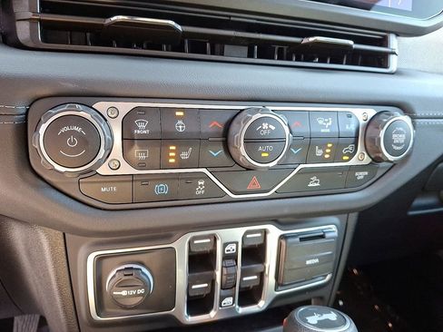 Used 2025 Jeep Wrangler Unlimited Sahara image 15