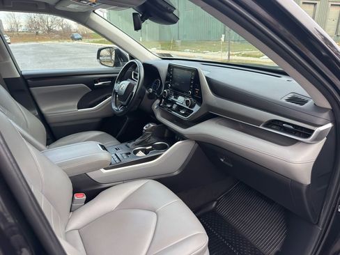 Used 2021 Toyota Highlander XLE image 15