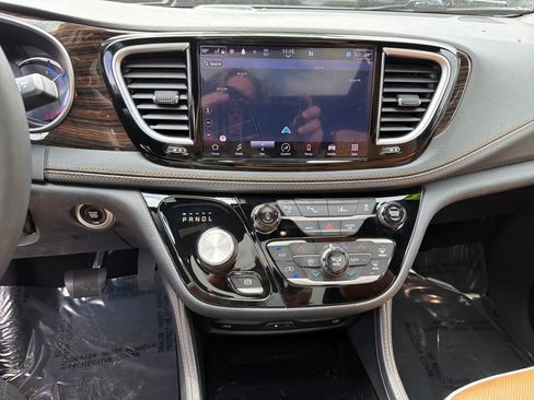 Used 2023 Chrysler Pacifica Pinnacle FWD image 27