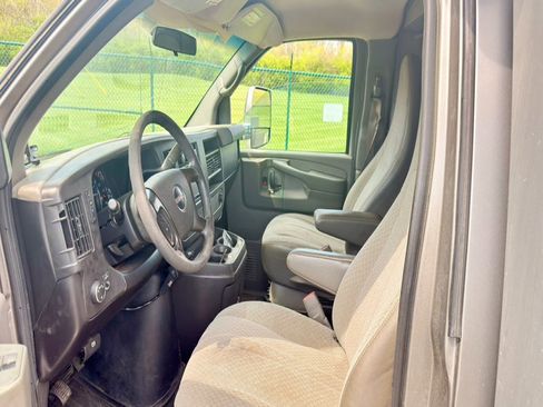Used 2010 GMC Savana 3500 RWD image 15