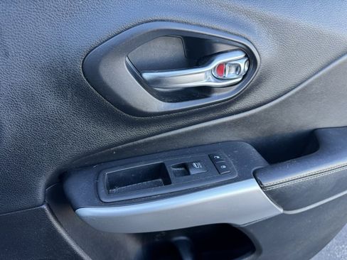 Used 2018 Jeep Cherokee Latitude Plus image 15