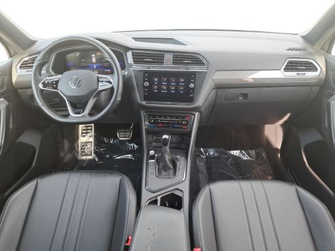 Used 2023 Volkswagen Tiguan SE R-Line FWD image 9