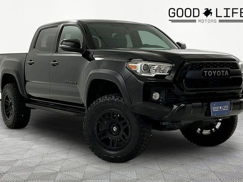 Used 2017 Toyota Tacoma TRD Off-Road w/ Premium & Technology Package image 1