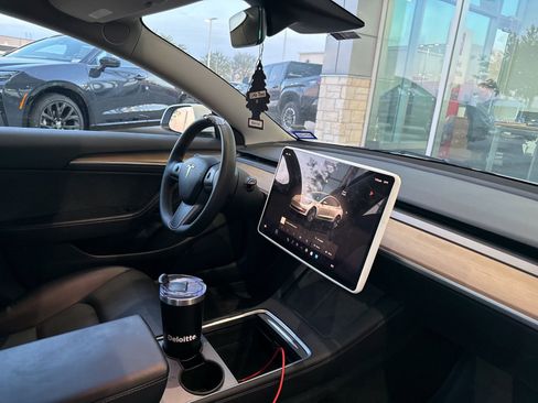 Used 2023 Tesla Model 3 Standard Range image 24