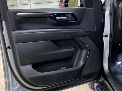 Used 2025 Chevrolet Suburban Z71 AWD/4WD image 21