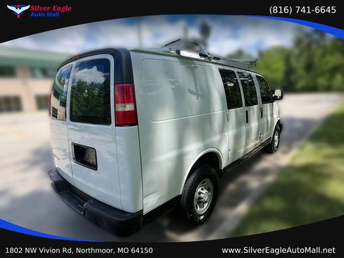 Used 2017 Chevrolet Express 2500 RWD image 4