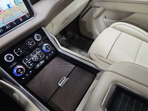 Used 2024 GMC Yukon Denali w/ Advanced Technology Package image 26