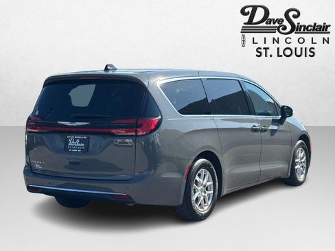 Used 2023 Chrysler Pacifica Touring-L FWD image 3