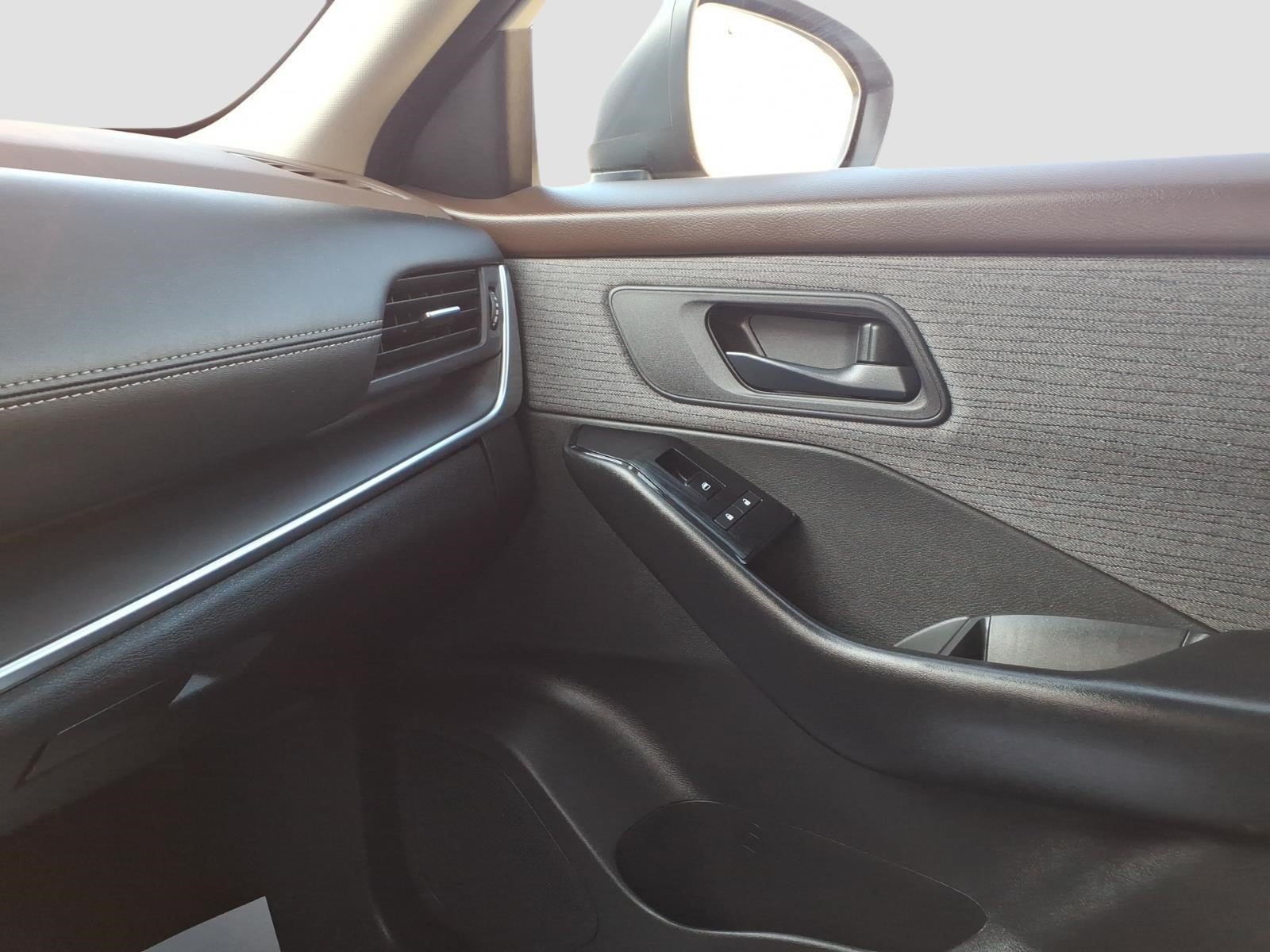 Used 2023 Nissan Rogue S AWD/4WD image 21