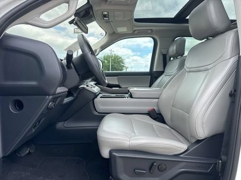 Used 2025 Ford Expedition Active AWD/4WD image 2