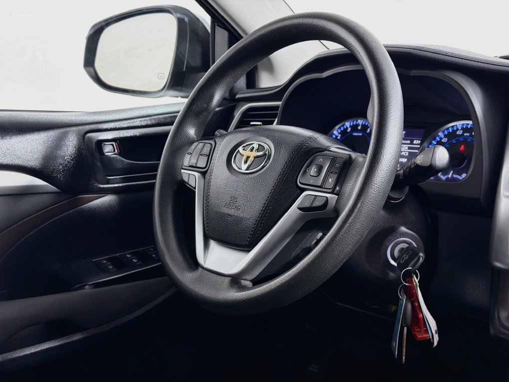 Used 2018 Toyota Highlander LE FWD image 33