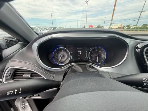 Used 2025 Chrysler Pacifica Limited FWD image 17
