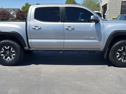 Used 2017 Toyota Tacoma TRD Off-Road AWD/4WD image 4