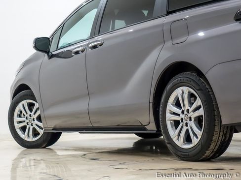 Used 2023 Toyota Sienna Platinum image 11