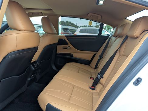 Used 2022 Lexus ES 300h Ultra Luxury image 15