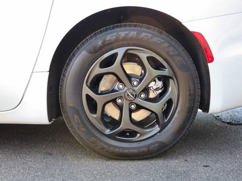 Used 2024 Chrysler Pacifica Limited FWD image 59