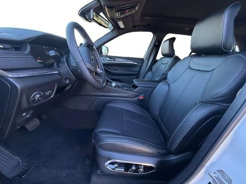 New 2025 Jeep Grand Cherokee Overland w/ Luxury Tech Group IV AWD/4WD image 9