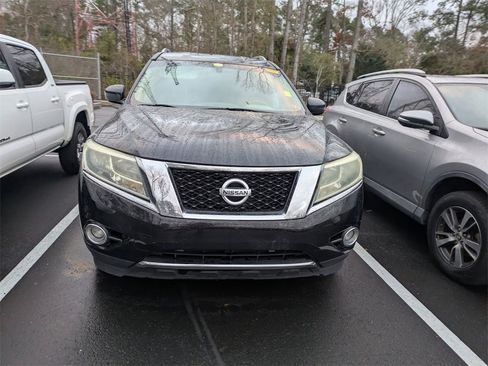 Used 2015 Nissan Pathfinder SV image 2