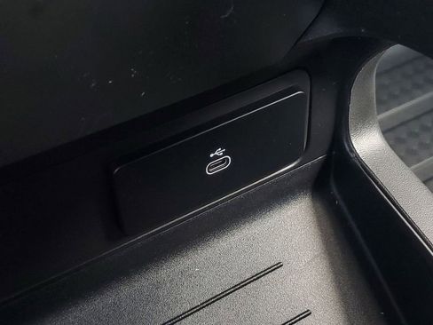 Used 2025 Land Rover Defender 130 X-Dynamic SE image 27