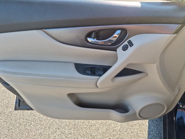 Used 2016 Nissan Rogue SV w/ SV Premium Package FWD image 12