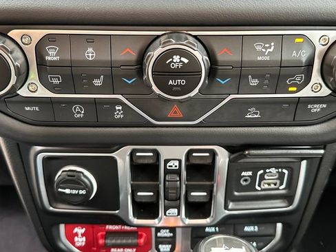 Used 2025 Jeep Wrangler Unlimited Rubicon w/ Convenience Group AWD/4WD image 31