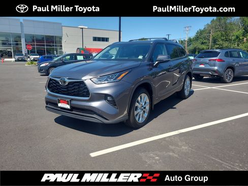 Certified 2025 Toyota Highlander Limited AWD/4WD image 1