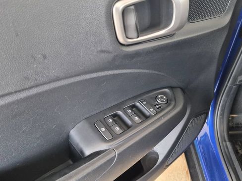 Used 2025 Hyundai Venue SEL FWD image 23