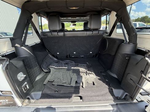 Used 2017 Jeep Wrangler Unlimited Rubicon AWD/4WD image 19