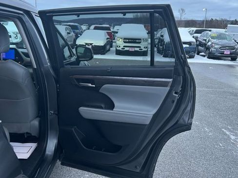 Used 2023 Toyota Highlander Limited image 49