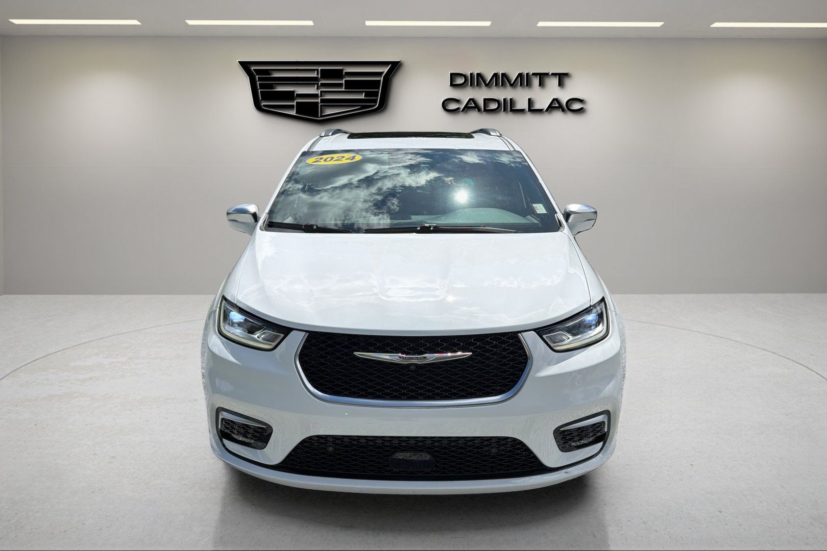 Used 2024 Chrysler Pacifica Pinnacle FWD image 2