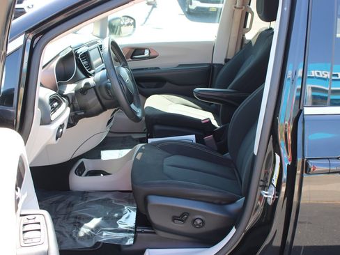 Used 2023 Chrysler Voyager LX FWD image 11