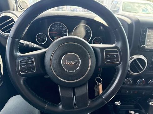 Used 2014 Jeep Wrangler Unlimited Rubicon w/ Connectivity Group AWD/4WD image 12