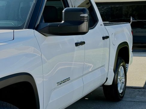 Used 2022 Toyota Tundra SR5 w/ SR5 Convenience Package AWD/4WD image 4