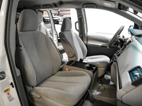 Used 2011 Toyota Sienna LE FWD image 34