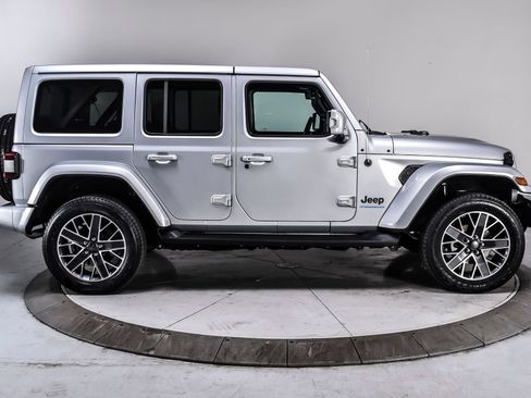 Used 2023 Jeep Wrangler Unlimited Sahara AWD/4WD image 7