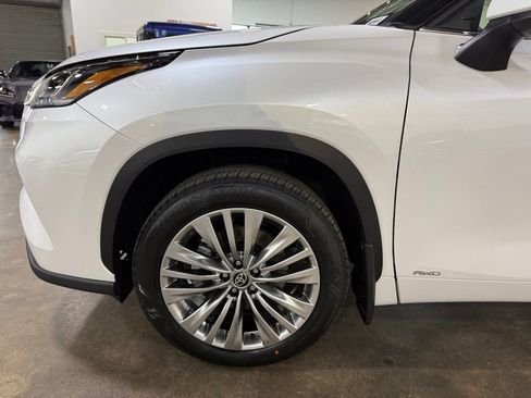 New 2026 Toyota Highlander Platinum image 13