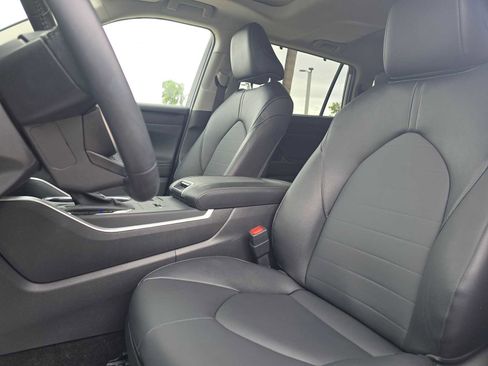 Certified 2025 Toyota Highlander XLE FWD image 23