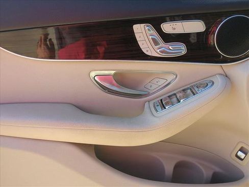 Used 2019 Mercedes-Benz GLC 300 4MATIC image 11