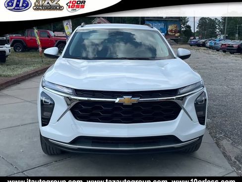 Used 2025 Chevrolet Trax LT FWD image 2