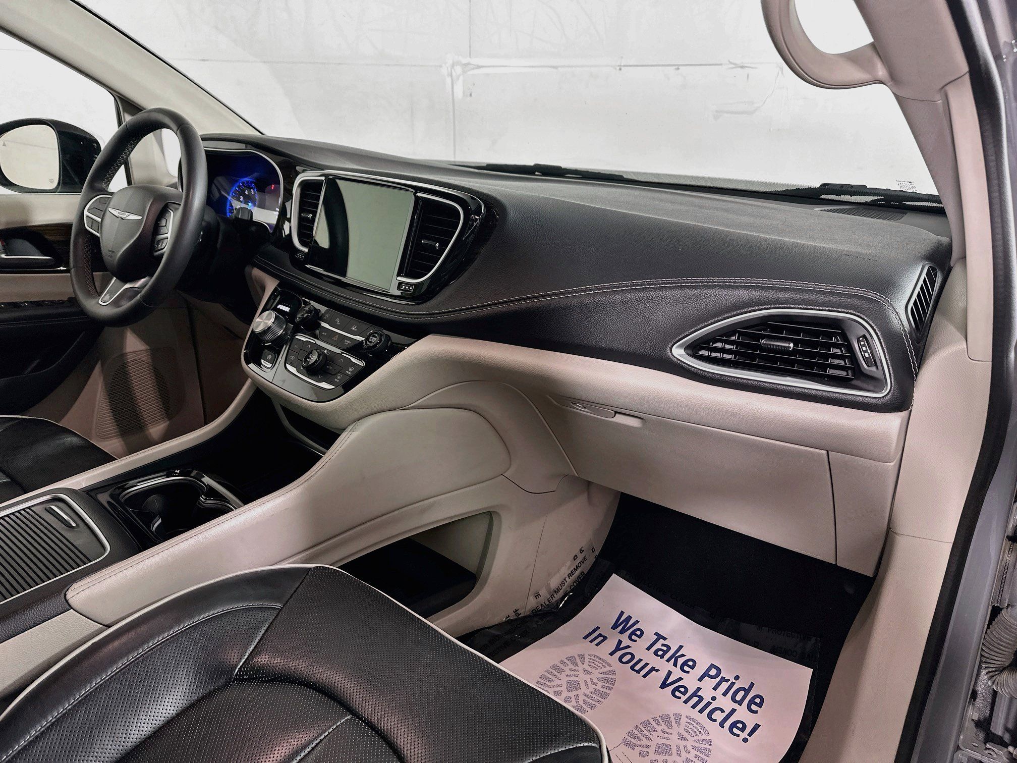 Used 2023 Chrysler Pacifica Limited FWD image 30
